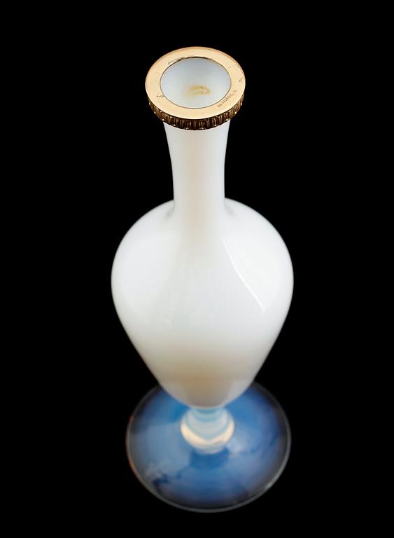 VAS, opalinglas, Sèvres, France, förgyllt silverbeslag, 1900-talets andra hälft.