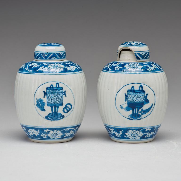 A pair of blue and white jars with covers, Qing dynasty, Kangxi (1662-1722).