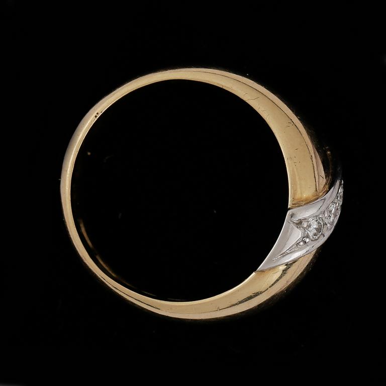 RING, 18k guld med briljantslipade diamanter tot ca0,10ct, Carlander, Stockholm, 1988. Vikt ca11g.
