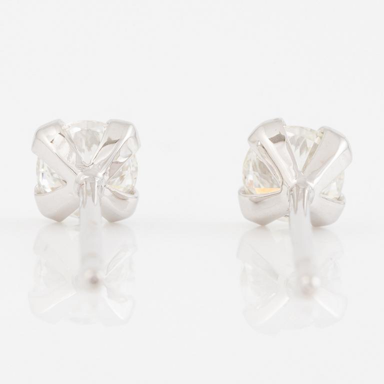 Earrings 18K white gold set with brilliant-cut diamonds, accompanied by GIA dossier.