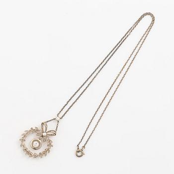 Hängsmycke 18K guld och silver i form av rosettkrans med gammal-och rosenslipade diamanter, omkring sekelskiftet 1900.