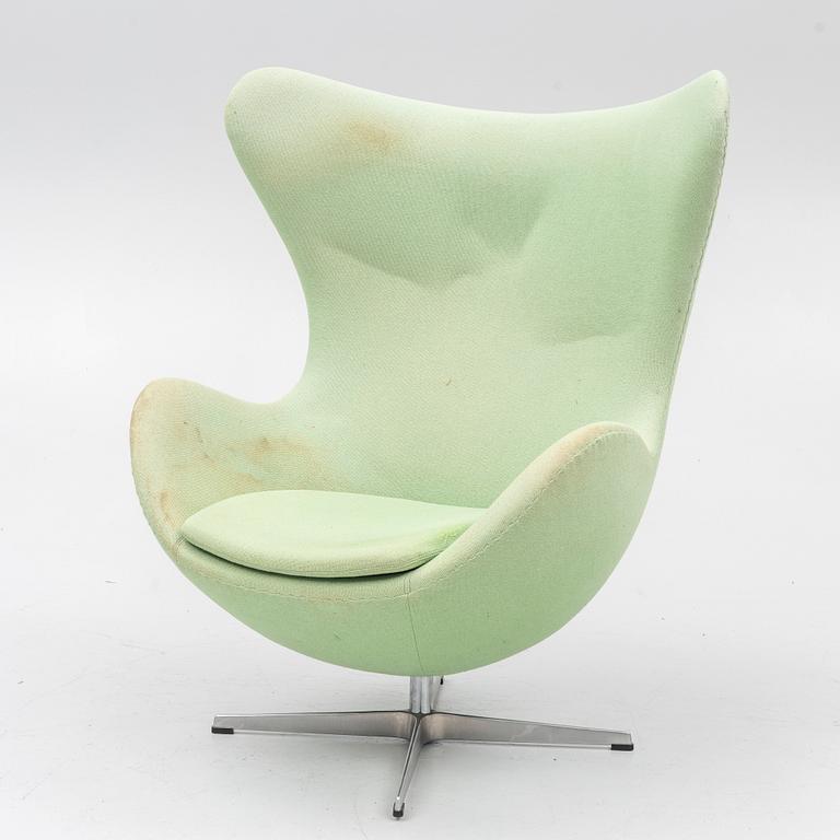 Arne Jacobsen, a swivel easy chair, 'The Egg', Fritz Hansen 1992.