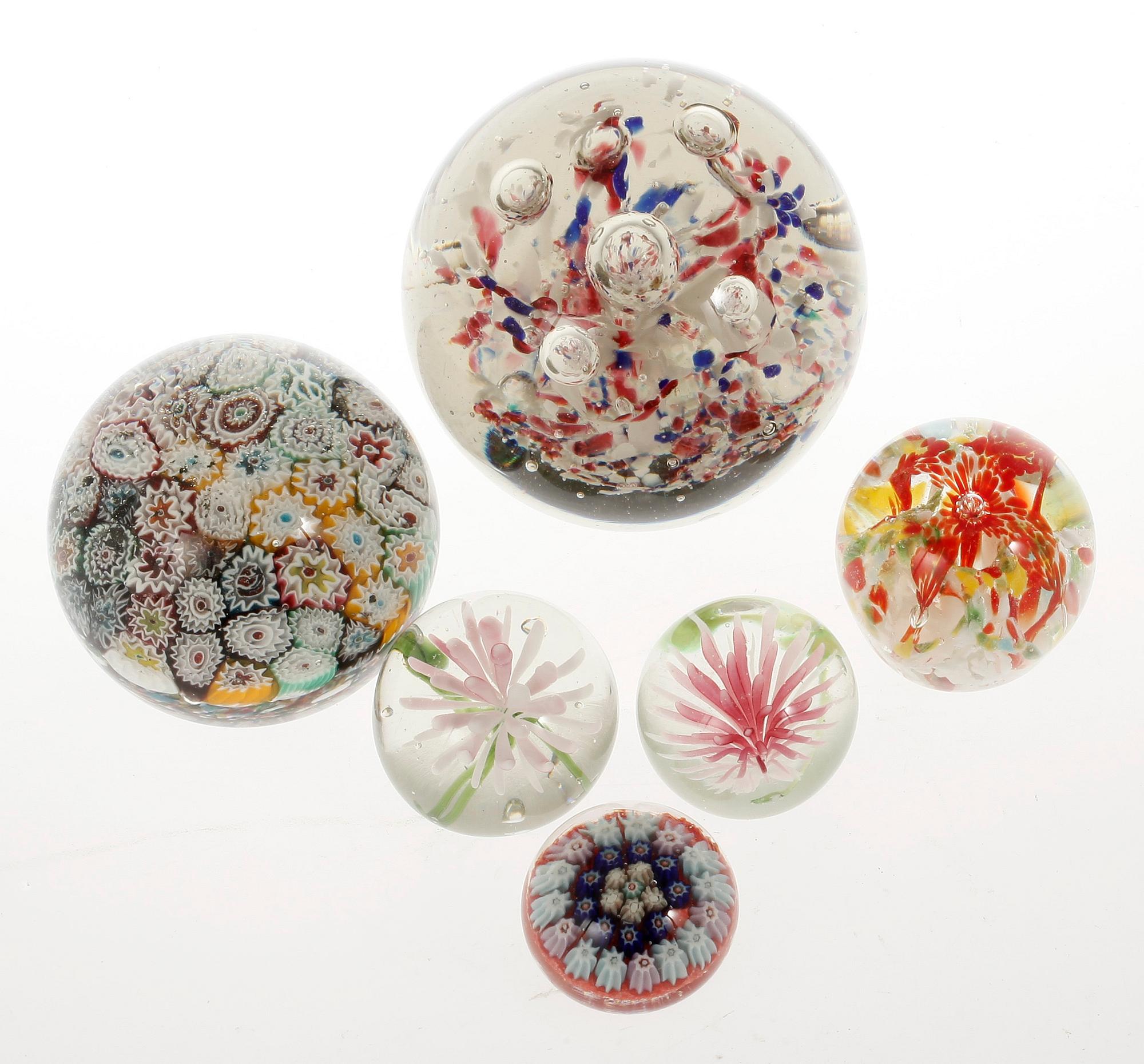 BREVPRESSAR, 6 st, glas, bla etikettmärkt Giacobbe Murano, 1900-tal.
