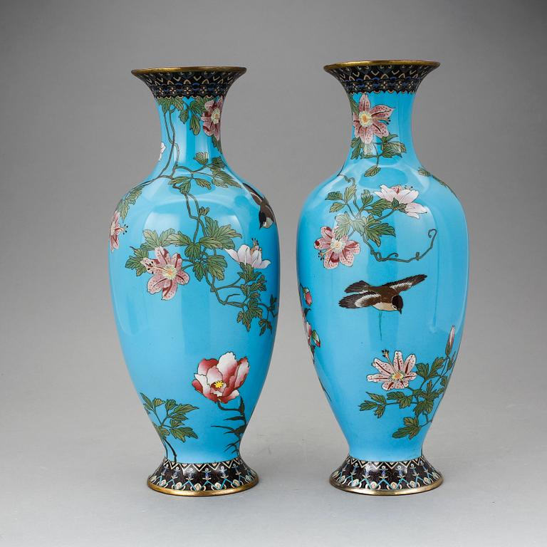 VASER, ett par, cloisonné, Japan, 1800/1900-tal.