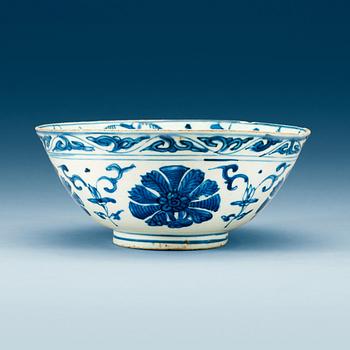 A blue and white Transitional bowl, 17th Century.