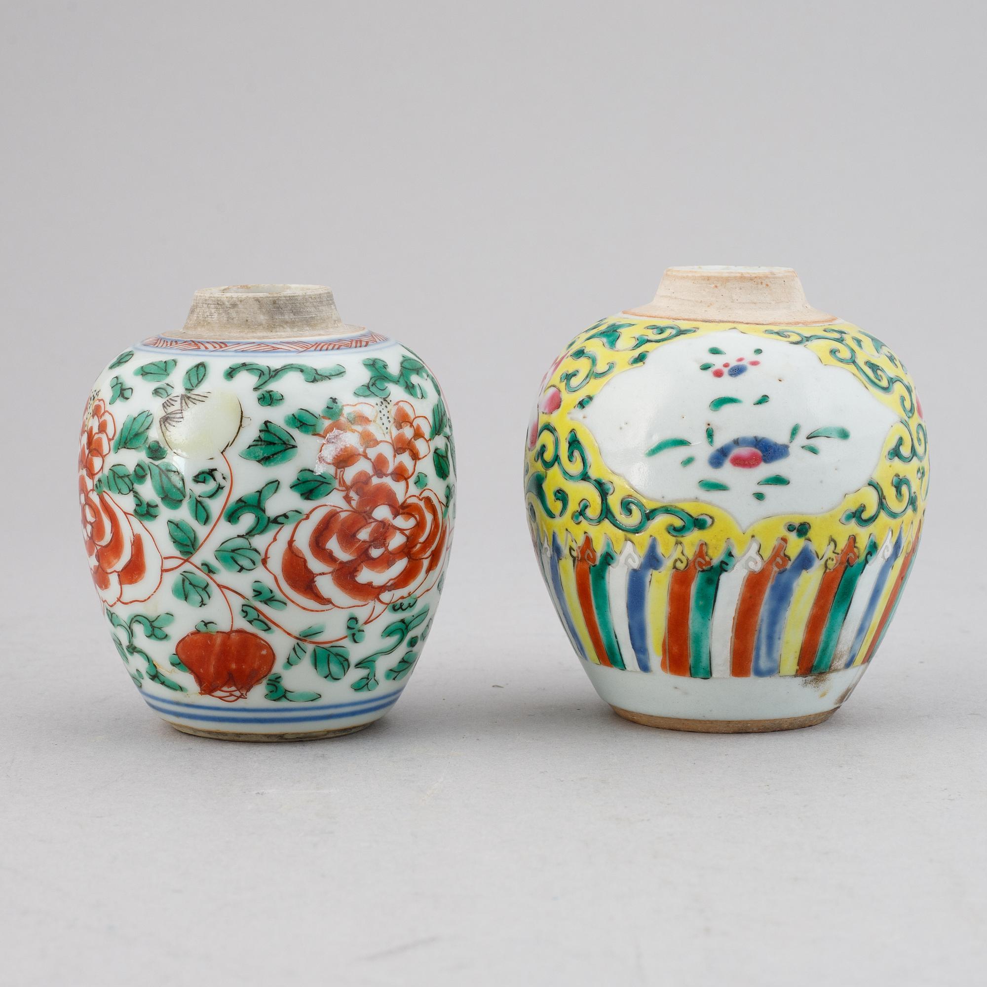 Two famille verte and famille rose tea caddies, Qing dynasty, 18th century.