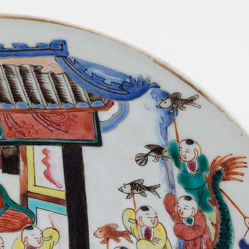Praktfat, porslin, sen Qingdynasti, Kina kring 1900.