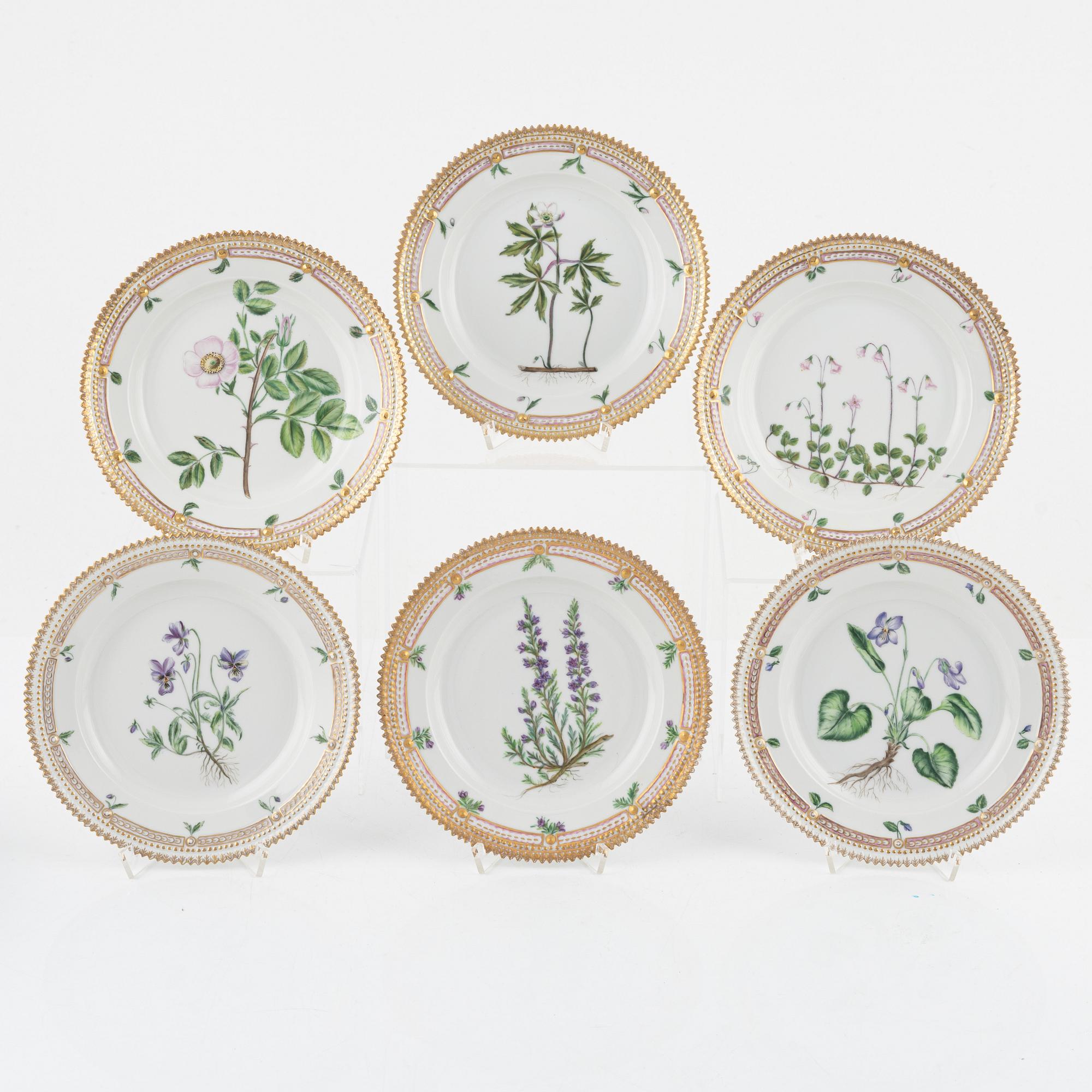 Assietter, 12 st, porslin, "Flora Danica" (Hausmålerai), Royal Copenhagen, Denmark.