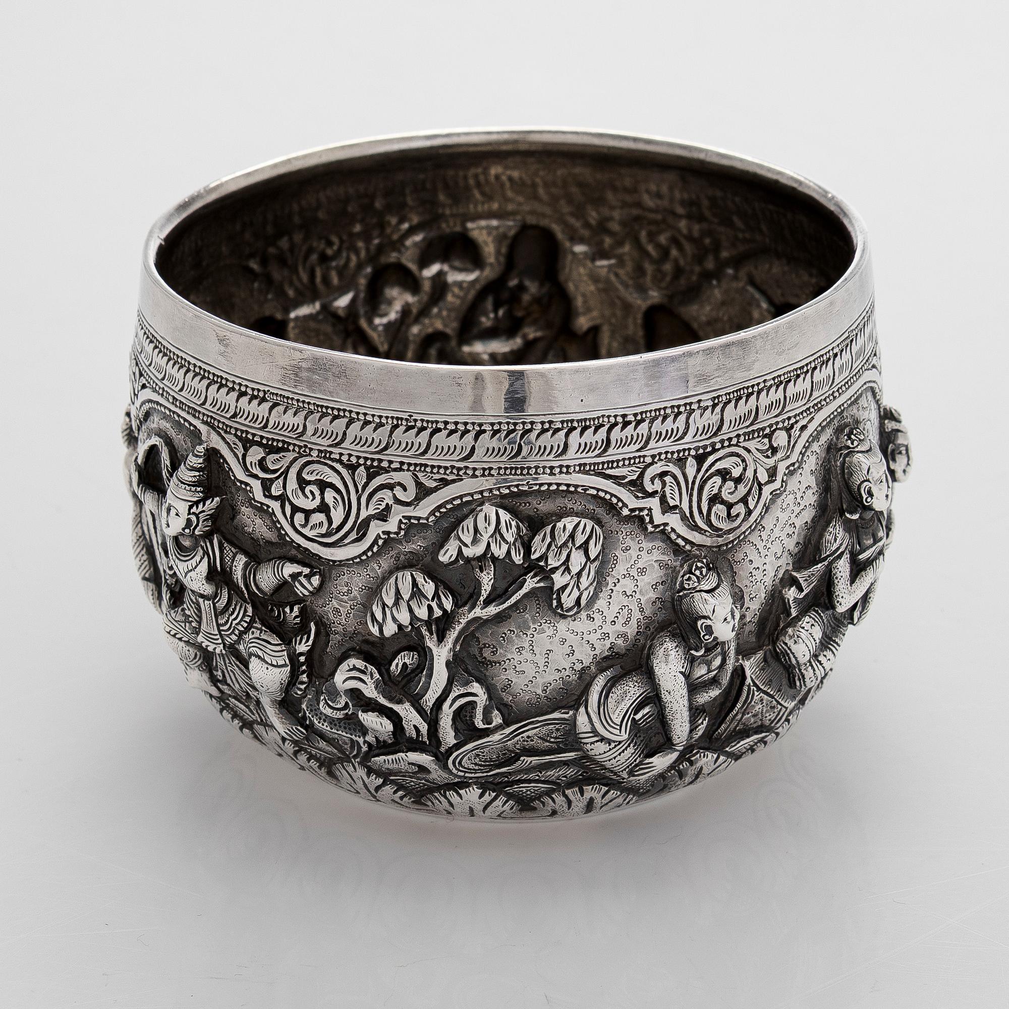 A silver bowl, Tillander import marks, 1983, and a silver snuff bottle.