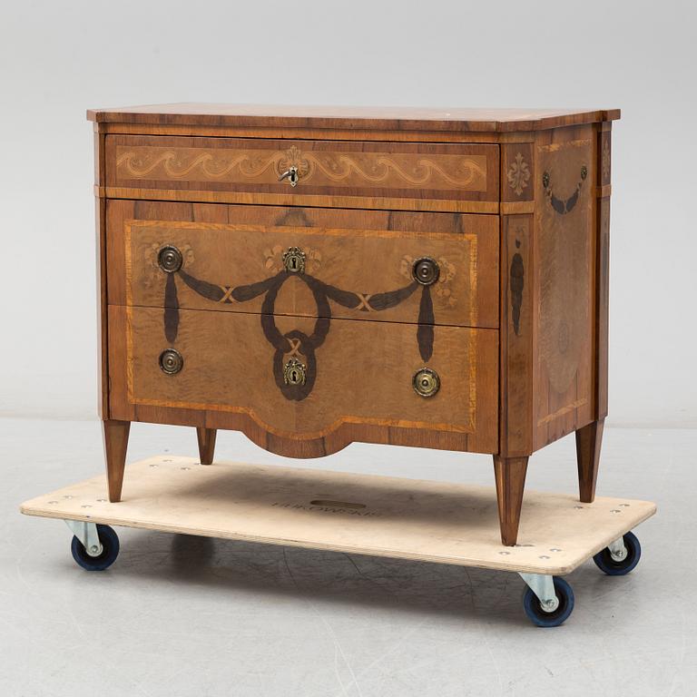 An 18th century Gustavian chest of drawers.