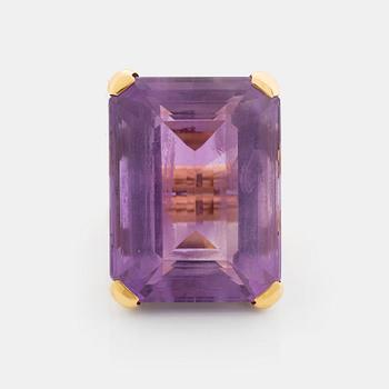 430. A Tina Karlsson ring in 18K gold set with a faceted amethyst.