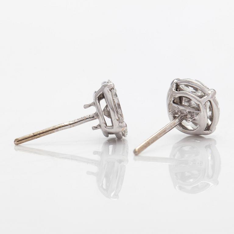Örhängen, 18K vitguld med princess- samt navetteslipade diamanter.