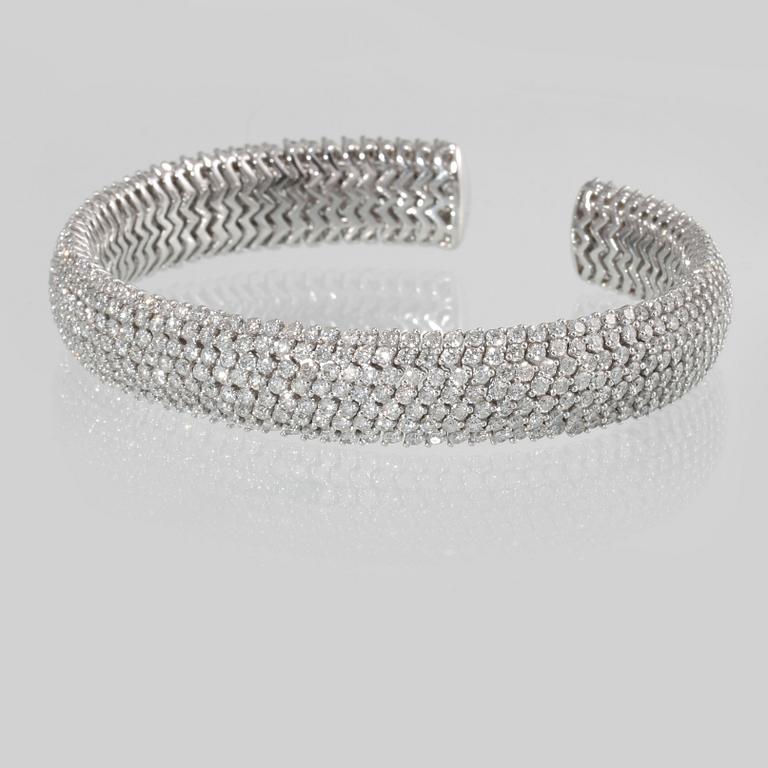 ARMRING, 18K vitguld med briljantslipade diamanter 12.88 ct. Vikt 49,5 gram.