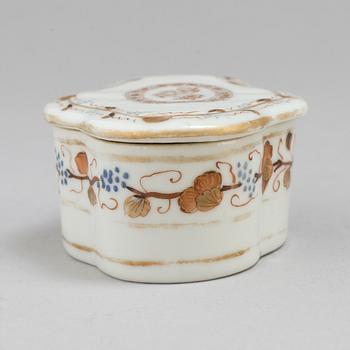 An export snuff box with cover, Qing dynasty, Jiaqing (1796-1820).