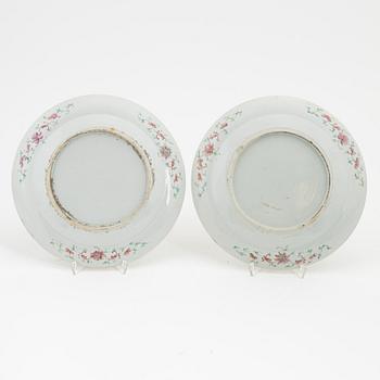 A pair of fur clawed dragon dishes, late Qing dynasty, circa 1900.