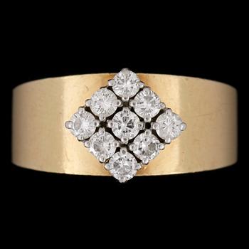 RING, 18k guld, samt 9 briljanter. Vikt tot  ca 6.8 g.