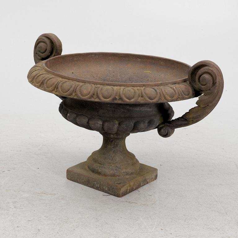 A cast-iron garden urn, early 20th century.