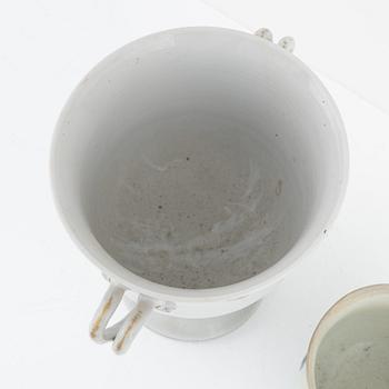 Skål på fot samt skål, Kina, Qingdynasti, omkring år 1800.