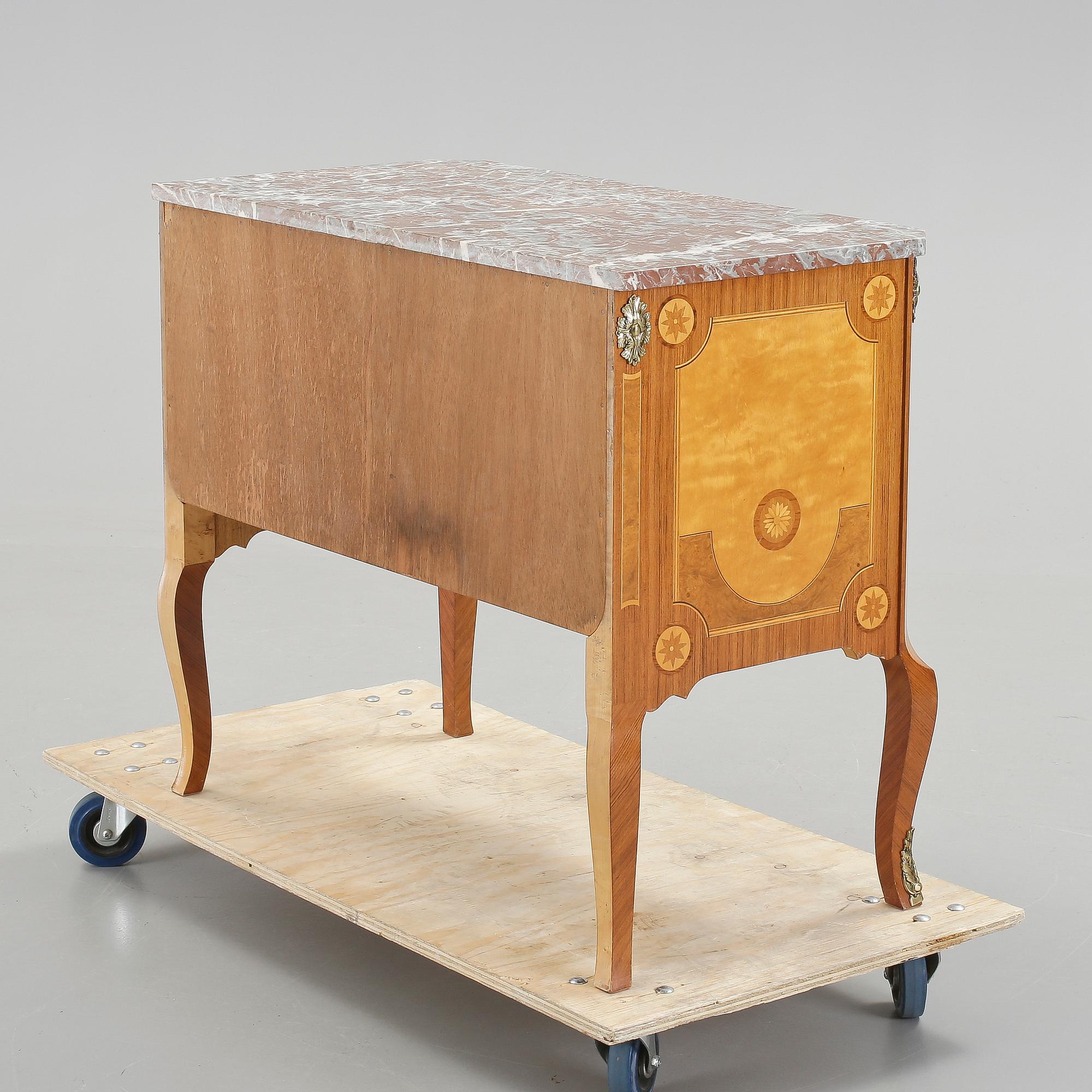 BYRÅ, gustaviansk stil, 1900-talets första hälft.