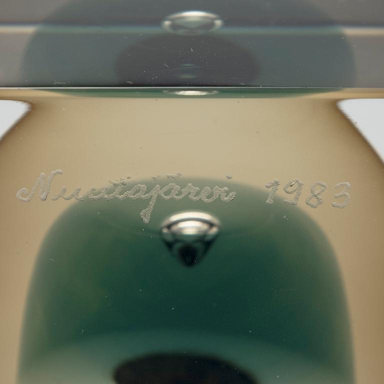 Oiva Toikka, årskub, signerad Oiva Toikka, Nuutajärvi 1983, numrerad 516/2000.