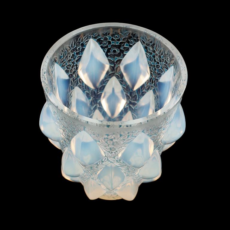 A René Lalique 'Rampillon' opalescent vase, France post 1928.