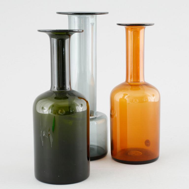 Three glass vases, onne signed by Per Lutken och daterad 1959.