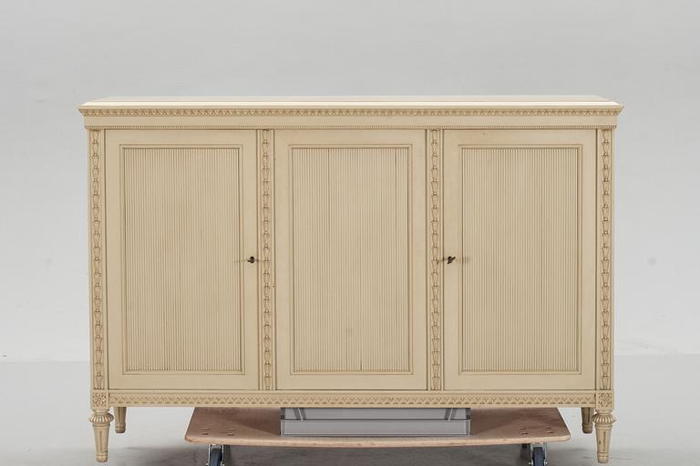 SKÄNKSKÅP, gustaviansk stil, 1900-tal.