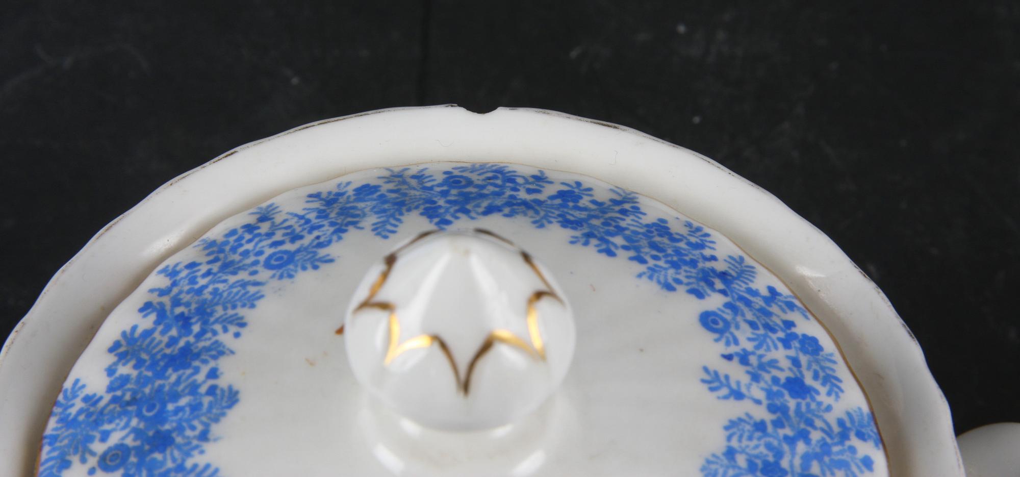 SERVISDELAR, ca 15 delar Rörstrand, 1800-tal. Fat medföljer.