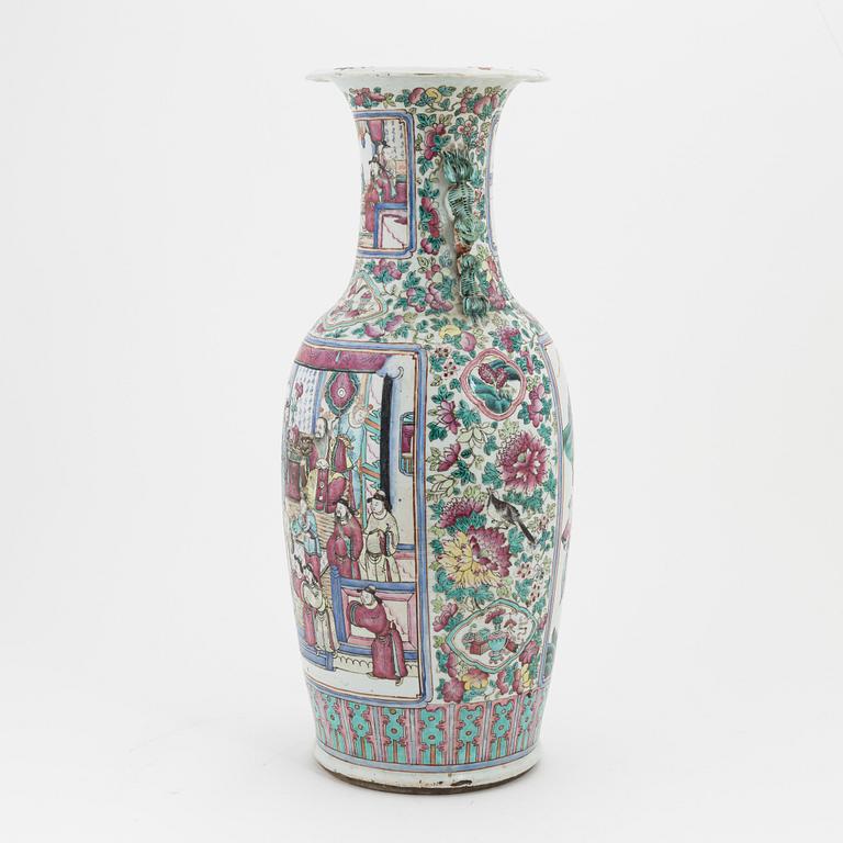 A large famille rose vase, Qing dynasty, 19th Century.