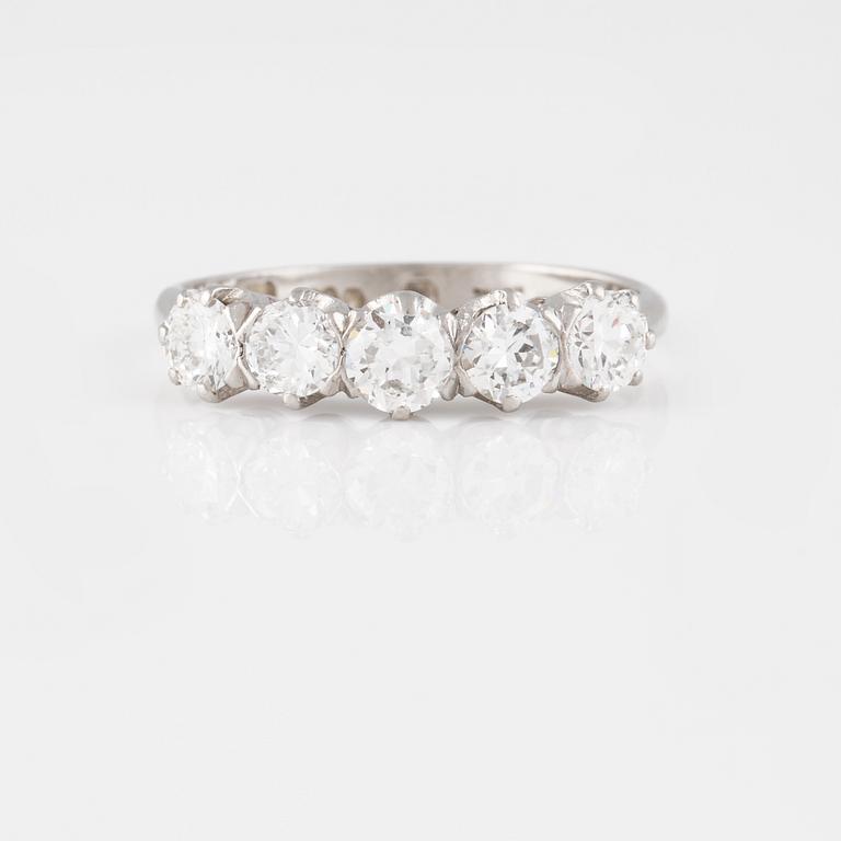 RING, platina med briljantslipade diamanter 0.93 ct, kattfotstämplad. Vikt 3,4 gram.