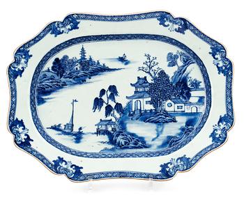 322. A blue and white large serving dish, Qing dynasty, Qianlong (1736-95).