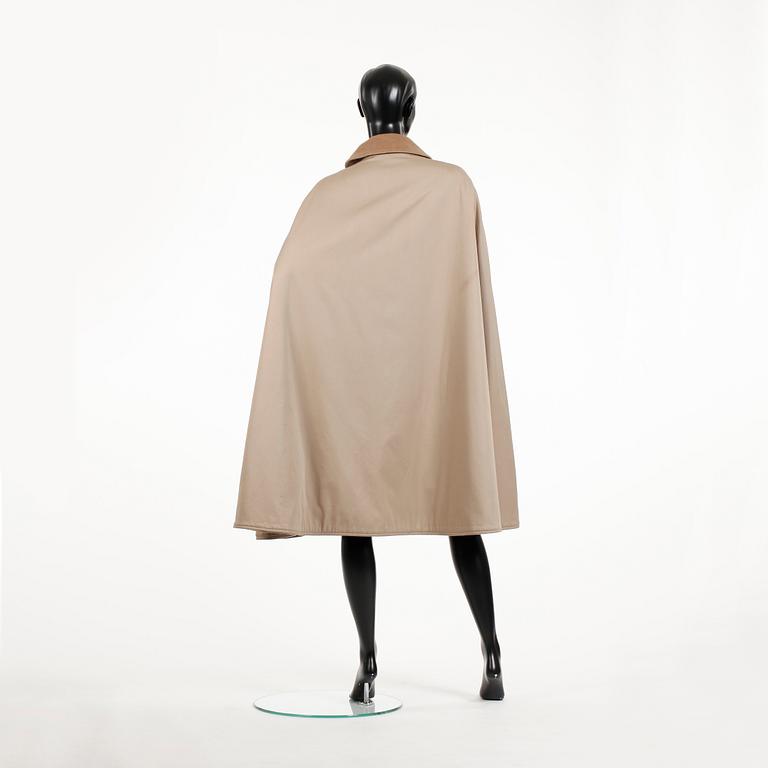 CÉLINE, a beige reversible cape.