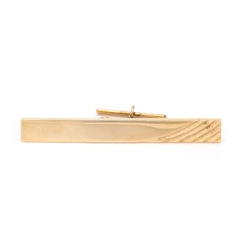 An 18K gold tie-clip.