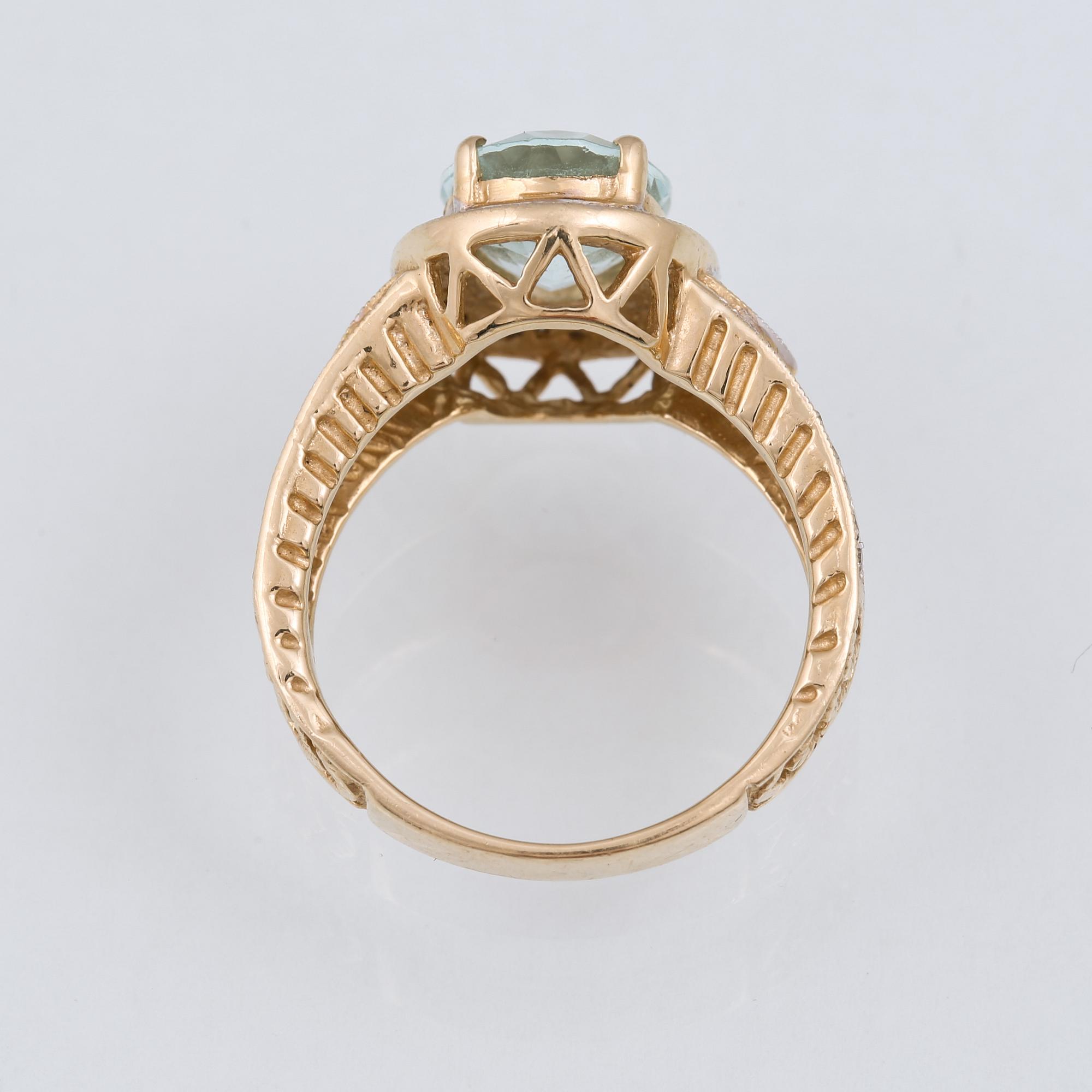 RING, 14K guld med ovalslipad akvamarin 3.65 ct enligt uppgift samt mindre åttkantslipade diamanter. Vikt 5,6 gram.