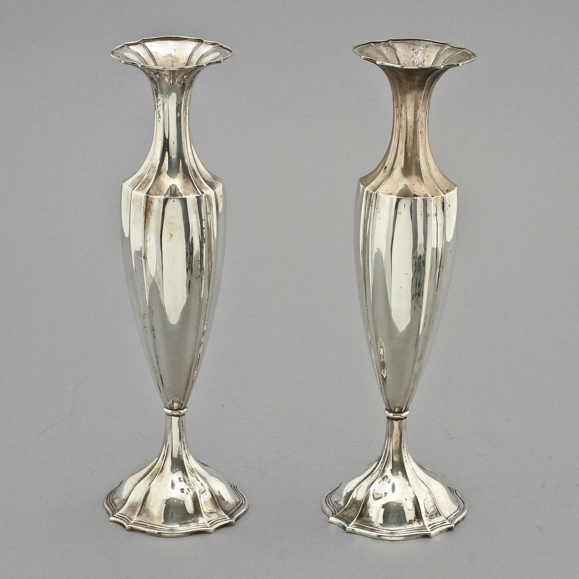 VASER, ett par, silver, K Andersson, Göteborg, 1917.