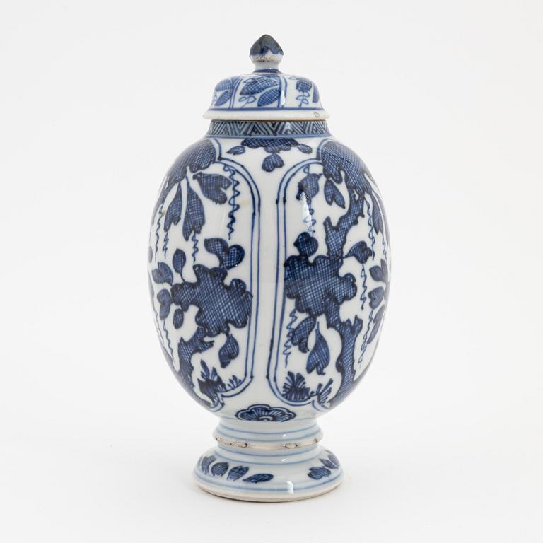 A blue and white Chinese urn with cover, Qing dynasty, Kangxi (1662-1722).
