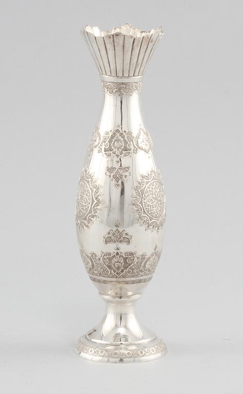 VAS, silver, Iran, 1900-talets första hälft. Vikt 300 g.