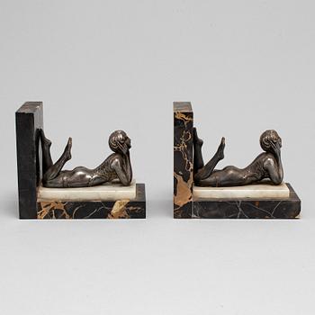 BOKSTÖD, ett par, patinerad metall och marmor, art déco, 1930-tal.