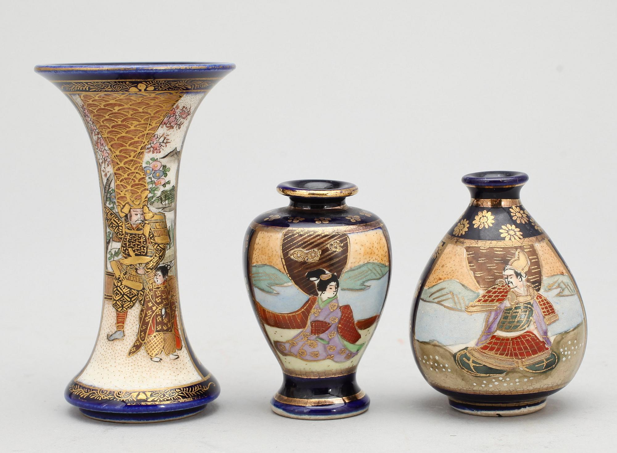 FAT SAMT 3 MINIATYRVASER, porslin, Kina omkring 1800 resp Japan 1900-tal.