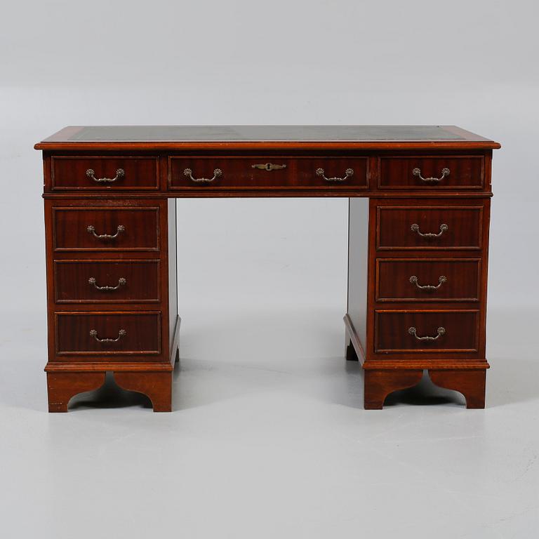 SKRIVBORD, engelsk stil, 1900-talets andra hälft.