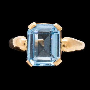 Bangle (opens with a hinge) and ring, 18K gold and spinels (most probably synthetic), total weight 20,5 g.