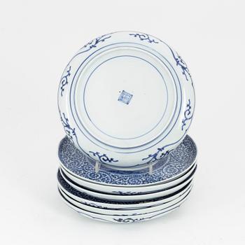 A set with two blue and white Japanese bowls and seven blue and white dinner plates, Meiji period (1868-1912).