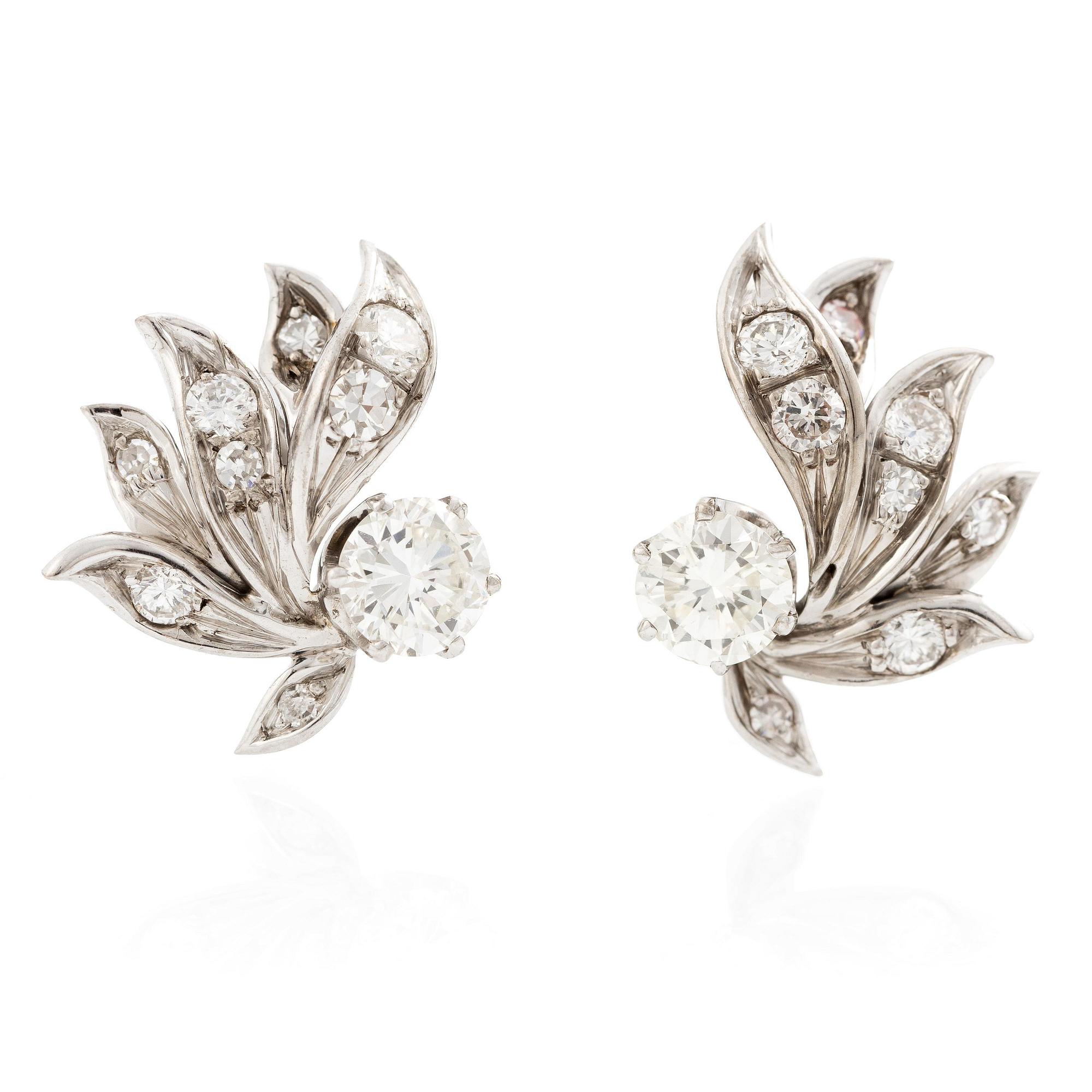 Ett par örhängen 18K vitguld med runda briljantslipade diamanter.