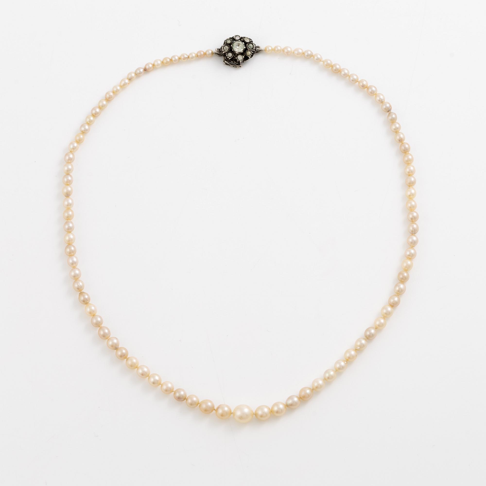 Collier odlade pärlor lås silver med paste.