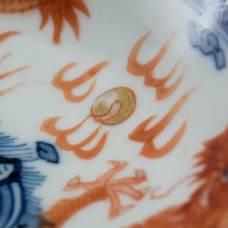 A CHINESE UNDERGLAZE BLUE AND RED DRAGON DISH. CHINA. QINALONGS MARK. LATE 19TH CENTURY.