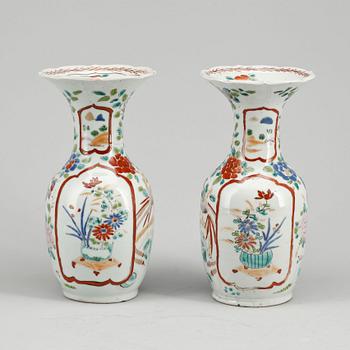 VASER, ett par, samt FIGURIN, porslin, Japan, 1900-tal.