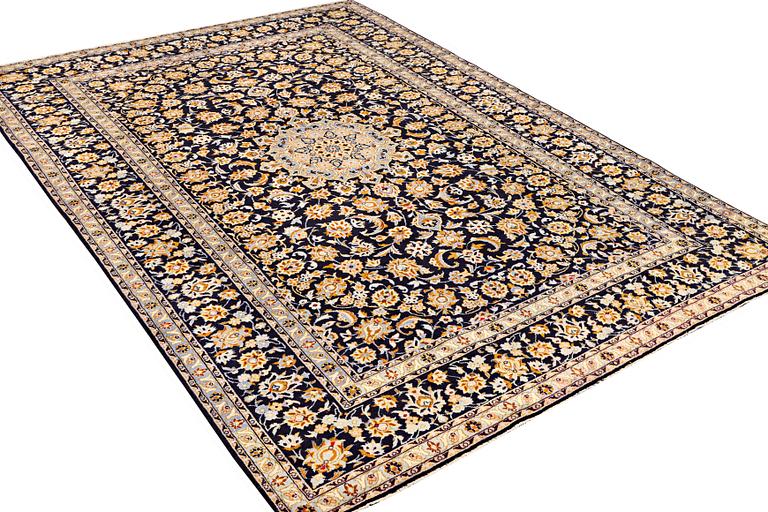 A Kashan carpet, a. 367 x 241 cm.