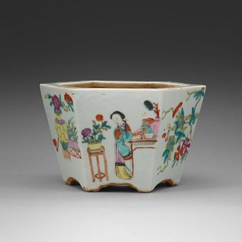 344. A famille rose flower pot, late Qing dynasty (1644-1912).