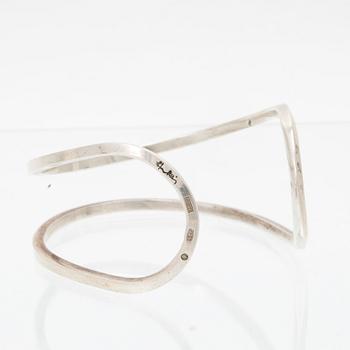 Efva Attling, stelt armband "Loop cuff" samt örhängen av silver.