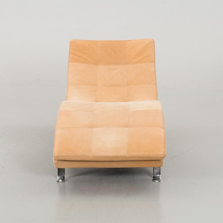 LIGGFÅTÖLJ, skinn, 2000-tal.